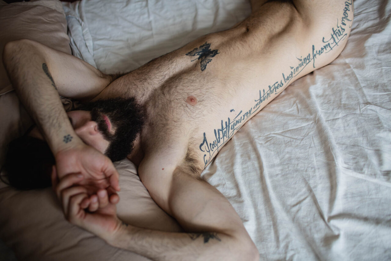 Photographie boudoir d'homme. Photo sensuel, érotique et explicite